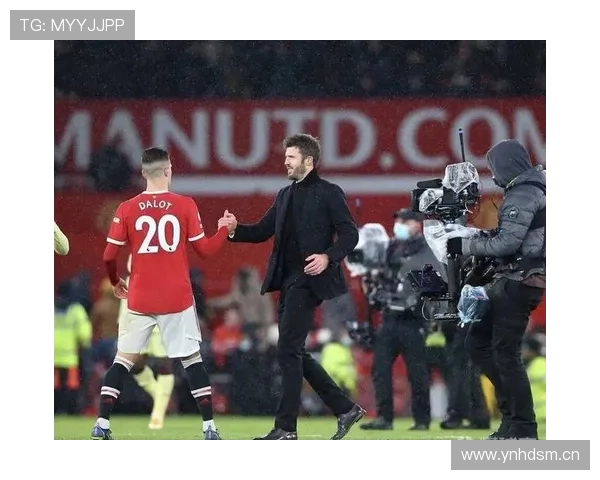 曼联重建困境持续：频繁调整缺乏明确方向，影响球队稳定性