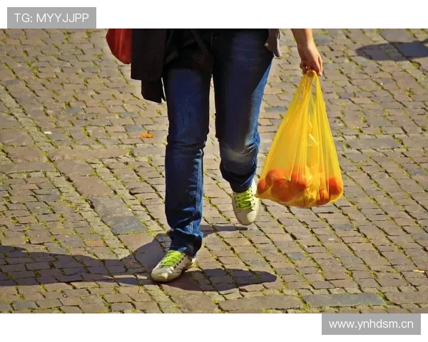 仲满拎着塑料袋买菜，手腕上的表能当房子首付