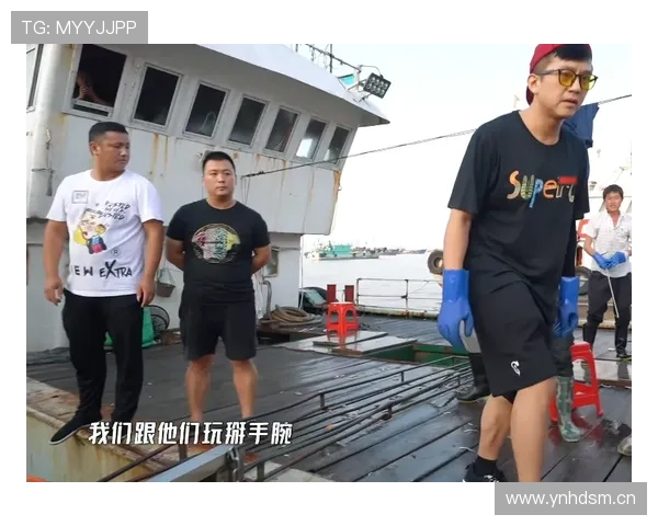 周冠宇现身商场手拎好几只大牌购物袋，赛道硬汉和街头买买买的反差有点强