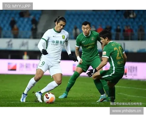 张玉宁出门那阵仗也太讲究了，一群助理拖着行李箱像明星出街